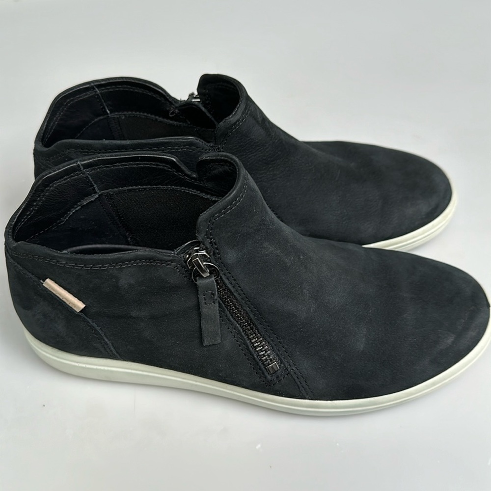 ECCO Soft 7 Low cut zip bootie, black, size 38 (US 7-7.5)